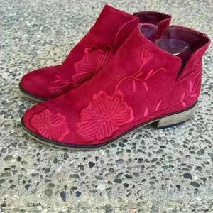 Journey Collection Tabitha Ankle Boots‎ Wmn 8 Red Embroidered Faux Suede Fashion